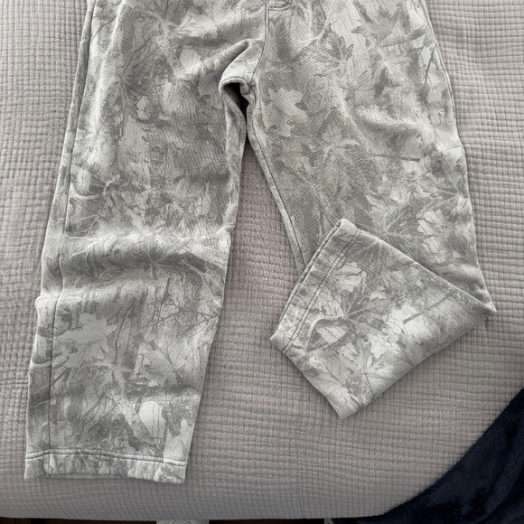 Hollister Men's Camo Jogging Pants - Picture 2 of 4